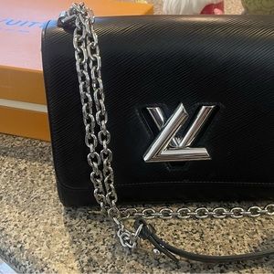 Never used 200% Authentic Louis Vuitton twist EPICHAIN  shoulder bag
